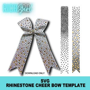 Può includere: Un fiocco da cheerleader bianco con strass e un design scintillante. Il fiocco ha un gioiello centrale ed è decorato con strass colorati. L'immagine include anche due modelli di linee tratteggiate e il testo "DOWNLOAD ONLY" e "SVG RHINESTONE CHEER BOW TEMPLATE".