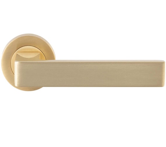 Carlisle brass sasso door handles on round rose, satin brass (sold in pairs)