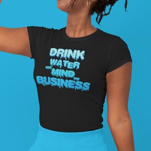 Beber agua y ocuparse de mis asuntos, música soca, dicho jamaicano / jerga / frase, fiesta, carnaval - Camiseta unisex