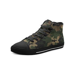 Könnte beinhalten: Hoher Canvas-Sneaker mit einem Camouflage-Muster in Grün-, Braun- und Beigetönen. Der Sneaker hat eine schwarze Zehenkappe, schwarze Schnürsenkel und eine schwarze Sohle mit einem weißen Streifen. Der Schuh ist für den Freizeitgebrauch konzipiert.