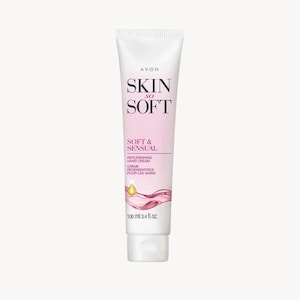 Może przedstawiać: Biała tubka kremu do rąk Avon Skin So Soft. Tubka ma różowe gradientowe tło z napisem "Skin So Soft" dużymi czarnymi literami. Tubka zawiera 100 ml kremu do rąk.