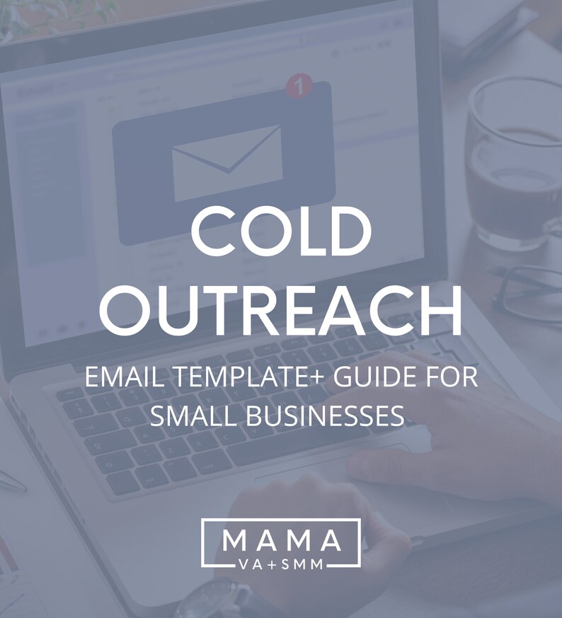 Pu&ograve; includere: Uno schermo di computer portatile che mostra il testo "COLD OUTREACH EMAIL TEMPLATE + GUIDE FOR SMALL BUSINESSES" con un'icona di busta blu e un badge di notifica rosso con il numero "1" sullo schermo. Il testo "MAMA VA + SMM" &egrave; visualizzato in un riquadro bianco nella parte inferiore dello schermo del computer portatile.