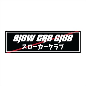 Peut inclure: Autocollant rectangulaire noir et rouge avec du texte blanc qui dit "Slow Car Club" et du texte japonais qui dit "スローカークラブ".