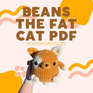Puede incluir: Un juguete de peluche de gato tejido a crochet en naranja y blanco con el texto "BEANS THE FAT CAT PDF BY KNOTS.NSTITCHES" sobre un fondo rosa y amarillo.
