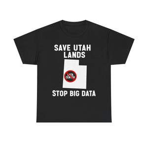 Op de afbeelding: Zwart t-shirt met witte tekst met de tekst "SAVE UTAH LANDS" en "STOP BIG DATA". Het ontwerp bevat een witte omtrek van Utah, met een rode cirkel in het midden met "DATA CENTER".