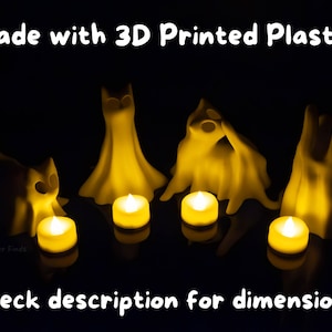 Pode incluir: Quatro figuras de pl&aacute;stico impressas em 3D em forma de fantasma dispostas em fila, cada uma iluminada por uma pequena vela LED amarela. O texto "Made with 3D Printed Plastic!" aparece no topo e "Check description for dimensions!" na parte inferior.