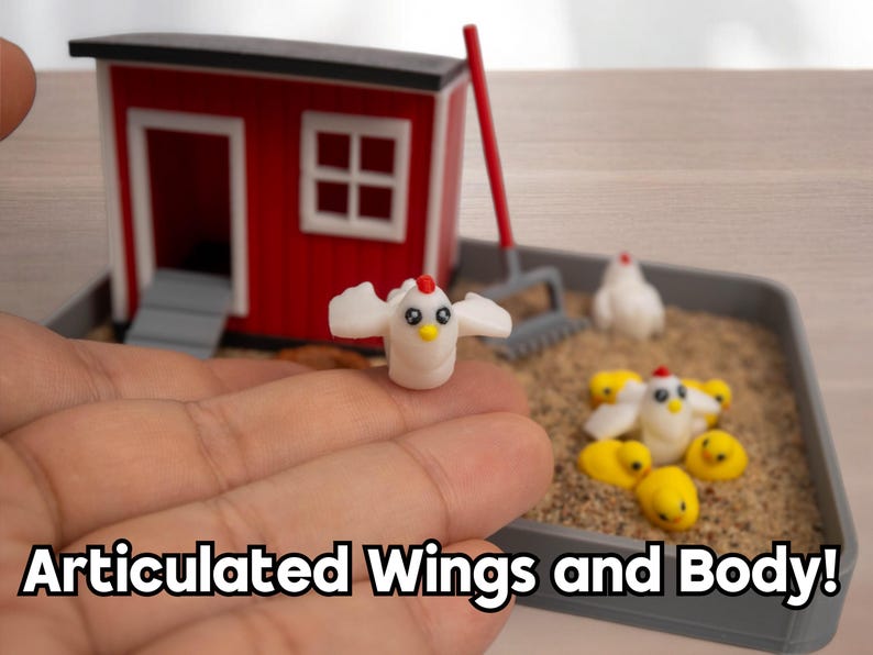 Puede incluir: Un gallinero en miniatura rojo y blanco con base gris, un rastrillo de mango rojo y varias figuras peque&ntilde;as de pollos blancos y amarillos. Una figura de pollo blanco con alas y cuerpo articulados se sostiene en primer plano.