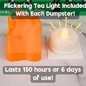 Puede incluir: Una vela de t&eacute; parpadeante incluida con cada contenedor de basura. La vela de t&eacute; es blanca con una llama amarilla y est&aacute; sobre una base blanca. El texto "Dura 150 horas o 6 d&iacute;as de uso!" est&aacute; debajo de la vela de t&eacute;.