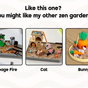 Puede incluir: Tres conjuntos de jardines zen en miniatura con un tema de incendio de basura con mapaches, un tema de gato con un &aacute;rbol para gatos y un tema de conejo con zanahorias. El texto dice: Like this one? You might like my other zen gardens! Garbage Fire, Cat, Bunny.