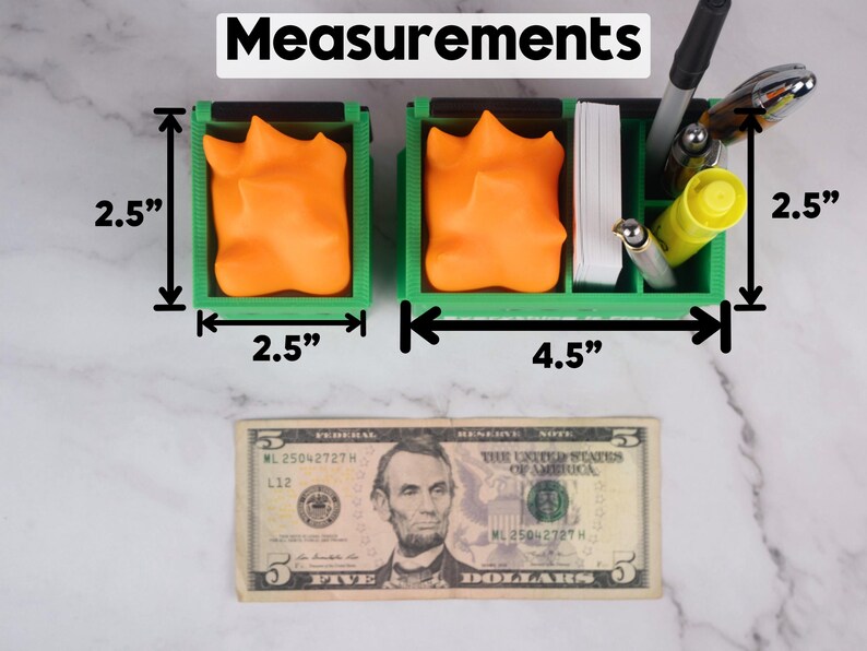 Puede incluir: Organizador de escritorio verde con dos compartimentos, cada uno de 6,35 cm por 6,35 cm. El organizador tiene 11,43 cm de ancho. Los compartimentos contienen objetos naranjas y amarillos.