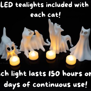 Pode incluir: Quatro figuras de gatos fantasma brancos com olhos vazios, cada uma acompanhada por uma pequena vela LED brilhante. O texto diz: LED tealights included with each cat! Each light lasts 150 hours or 6 days of continuous use! As figuras est&atilde;o alinhadas.