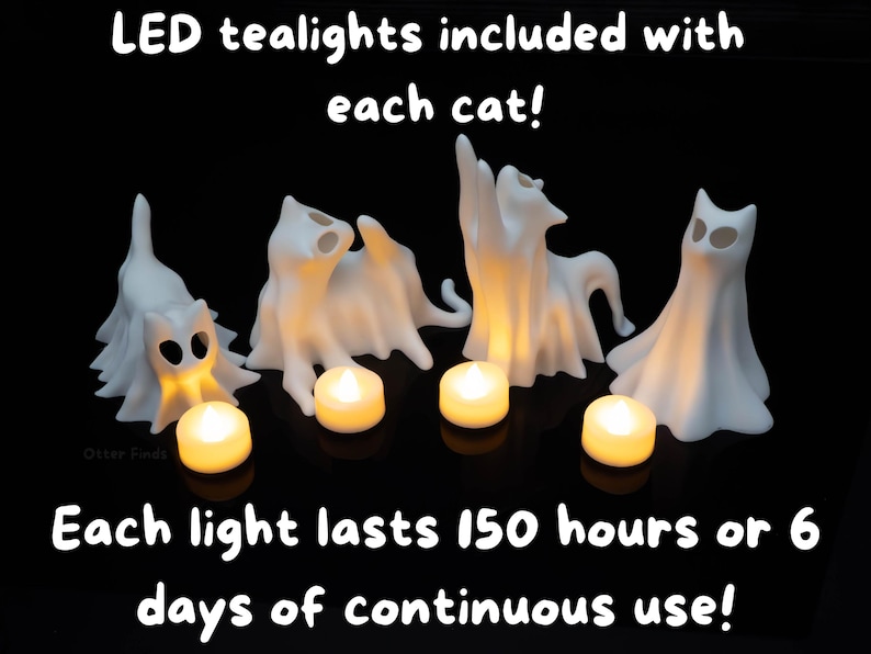 Pode incluir: Quatro figuras de gatos fantasma brancos com olhos vazios, cada uma acompanhada por uma pequena vela LED brilhante. O texto diz: LED tealights included with each cat! Each light lasts 150 hours or 6 days of continuous use! As figuras est&atilde;o alinhadas.