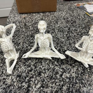 Skeleton Yoga Figurines Set – Gothic Halloween Skeleton Decor – Spooky Yoga Skeleton Statue Collection – Unique Meditation Gift