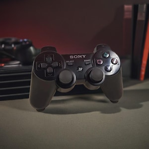 Minimalist Gaming Controller Wall Mount: Invisible Display Stand