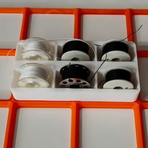 Sewing Machine Bobbin Organizer | 6-Compartment Storage Tray | 25mm Spool Holder | Gridfinity System Compatible