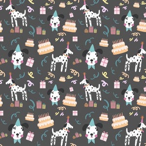 Könnte beinhalten: Ein sich wiederholendes Muster auf dunklem grauem Hintergrund mit Dalmatinerhunden mit Partyhüten, Geburtstagskuchen, verpackten Geschenken und bunten Luftschlangen. Das Design ist skurril und festlich.