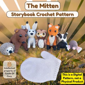 Peut inclure: Une mitaine blanche au crochet avec une collection de créatures des bois crochetées, dont un ours, un lapin, un hibou, un renard et un hérisson. Le texte indique "The Mitten Storybook Crochet Pattern" et "This is a Digital Pattern, not a Physical Product."