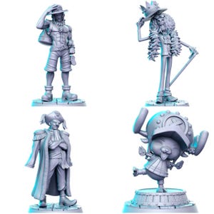 Op de afbeelding: Vier gedetailleerde beeldjes van anime-personages. Eén figuur is een man in een korte broek en hoed, een ander is een skelet met een hoge hoed, een derde is een man in een lange jas en de laatste is een klein personage met een hoed en hamer.