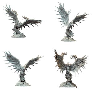 Op de afbeelding: Vier gedetailleerde sculpturen van een mythische vogel met uitgespreide vleugels. De beelden zijn metaalgrijs van kleur en staan tegen een witte achtergrond. De vogel heeft scherpe, puntige veren en een gedetailleerd lichaam.