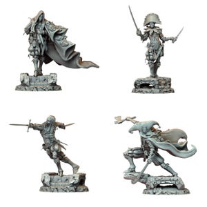 Peut inclure: Quatre figurines miniatures grises de personnages fantastiques. L'une porte une cape à capuche, une autre tient deux épées, et une troisième est en costume de bouffon avec une cape et une hache. Chaque figurine est sur un socle en pierre.