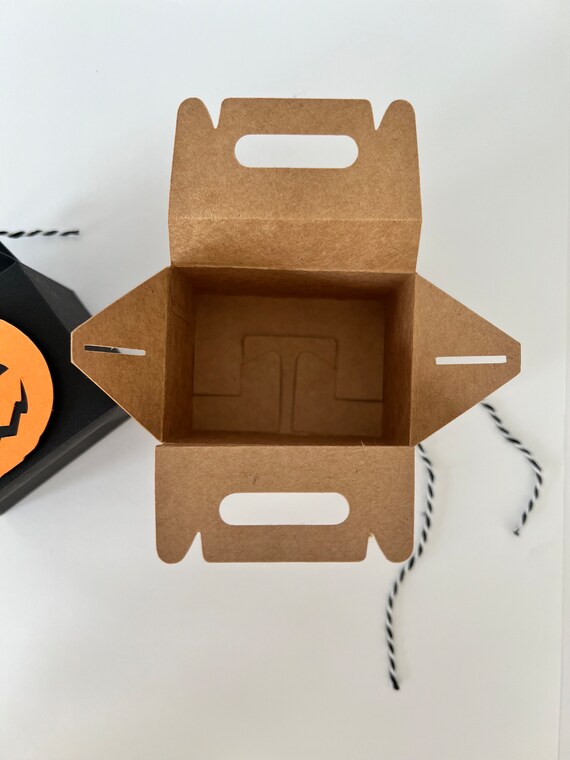 24 Stück Halloween Süßigkeitenboxen Aus Papier – Dreieckig, Ca. 8x8x9 Cm, Mit Bändern