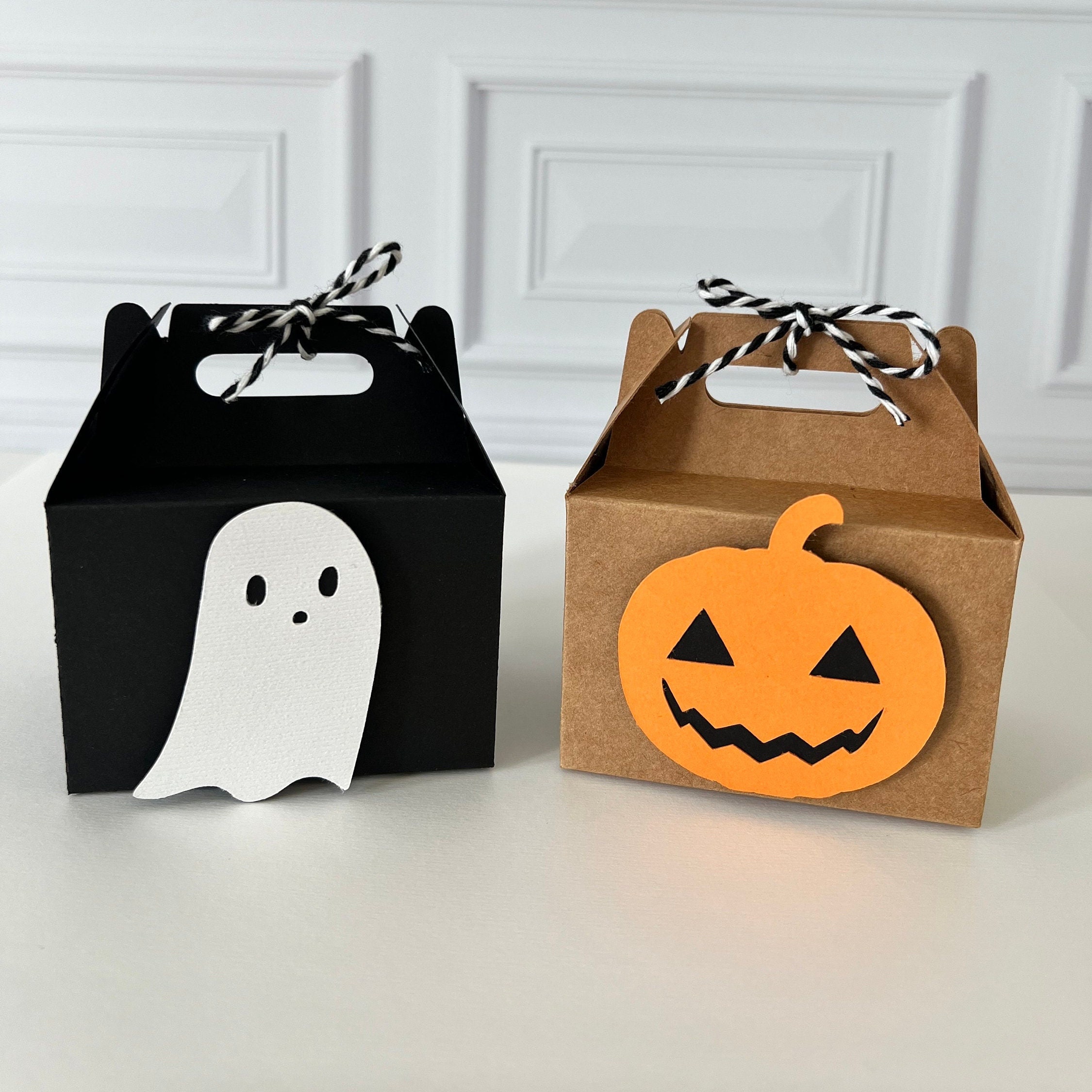 24 Stück Halloween Süßigkeitenboxen Aus Papier – Dreieckig, Ca. 8x8x9 Cm, Mit Bändern