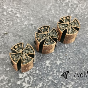 Puede incluir: Tres pomos de guitarra de color cobre con un diseño de calavera y huesos cruzados. Los pomos están detallados con calaveras y huesos cruzados negros.