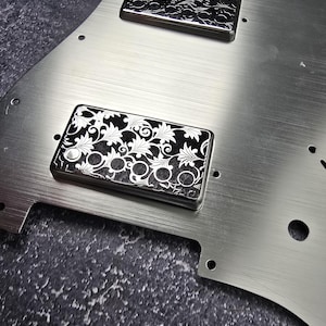 Blumen-Silber Humbucker-Schild, Gitarren-Pickup-Abdeckungen Zahnradmuster für LP, High-End-Zubehör und Ersatz
