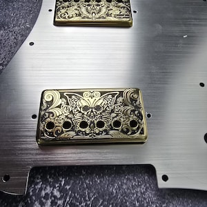 Skull Moth Gold Humbucker Shield, Gitarren-Pickup-Abdeckung Zahnradmuster für LP, High-End-Zubehör und Ersatz