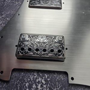 Skull Moth Gold Humbucker Shield, Gitarren-Pickup-Abdeckung Zahnradmuster für LP, High-End-Zubehör und Ersatz