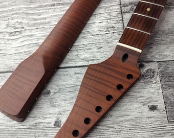 Hals i mörkrostad lönn, 22-tums rostfritt stål, hals i ST-satin, medelstora jumbo Jescar-band, specialhals i elgitarr