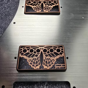 Butterfly Messing Humbucker Shield, Gitarren-Pickup-Abdeckungen Zahnradmuster für LP, High-End-Zubehör und Ersatz