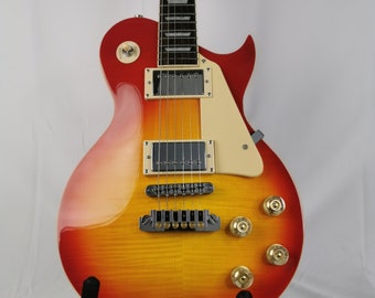 Chitarra elettrica single cut, corpo in mogano sunburst, hardware di alta qualità.