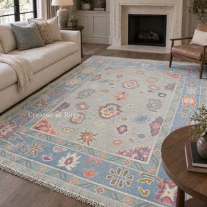 Tapis Oushak en laine fait main : motif floral violet, vert et orange