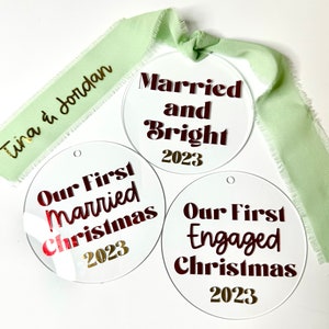 CASADO y BRILLANTE Adorno navideño personalizado Etiqueta de regalo de boda personalizada Compromiso Regalo navideño Primer casado Comprometido Navidad