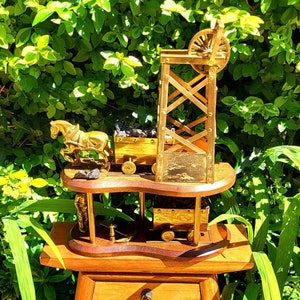 Große Vintage Messing Kohle Bergleute & Kohlewagen am Bergwerk Schacht Ornament auf Sockel Pferd