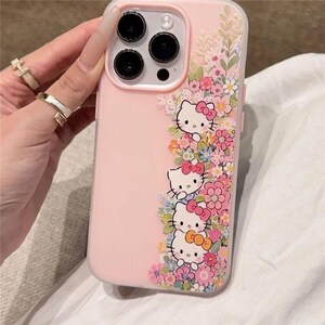 Puede incluir: Funda de tel&eacute;fono rosa con personajes de Hello Kitty y dise&ntilde;os florales. La funda tiene un borde transparente y un fondo rosa claro. Los personajes de Hello Kitty est&aacute;n rodeados de flores rosas, blancas y azules.