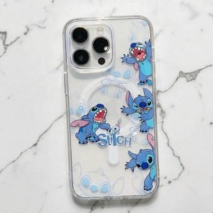 Puede incluir: Una funda de teléfono transparente con varios personajes Stitch azules en diversas poses y expresiones. El diseño incluye la palabra Stitch en letras azules, junto con un anillo magnético MagSafe integrado en el centro de la funda.