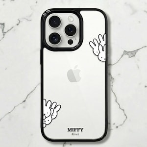 Op de afbeelding: Een doorzichtig telefoonhoesje met een zwarte rand, voorzien van een zwart-witte afbeelding van Miffy-konijnenhoofdjes in de rechterbovenhoek en linkerbenedenhoek. De tekst MIFFY en Hield staat in het zwart onderaan het hoesje.