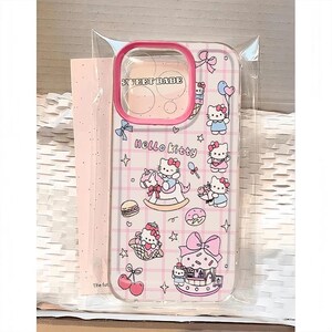 Puede incluir: Funda transparente para tel&eacute;fono con borde rosa y dise&ntilde;o de Hello Kitty. La funda presenta un patr&oacute;n de cuadr&iacute;cula e ilustraciones de Hello Kitty con varios accesorios, incluyendo un balanc&iacute;n, helado y globos. El texto "SWEET BABE" es visible.