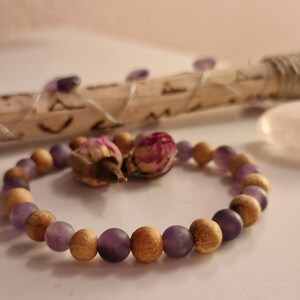 Könnte beinhalten: Ein violettes und braunes Perlenarmband mit Holzperlen und Amethyststeinen.