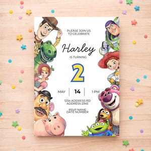 Könnte beinhalten: Eine Geburtstagseinladung mit Figuren aus dem Film Toy Story. Die Einladung enthält den Namen "Harley", die Zahl "2" und das Datum "14. Mai". Die Einladung ist von bunten Konfetti umgeben.