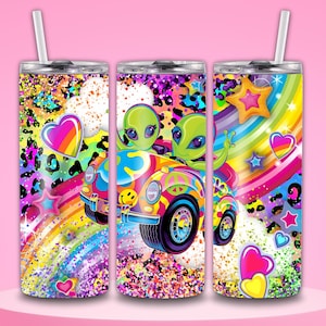 Puede incluir: Tres vasos de acero inoxidable con diseños coloridos. Cada vaso presenta un diseño diferente, incluyendo un arcoíris, corazones, estrellas y un coche psicodélico con dos extraterrestres verdes. Cada vaso tiene una tapa plateada y una pajita blanca.