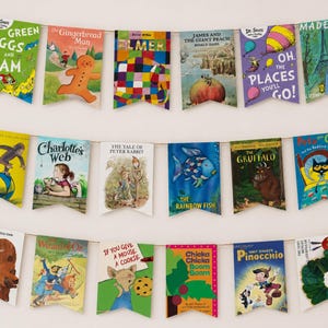 Pode incluir: Uma guirlanda decorativa com três fileiras de bandeirolas, cada uma exibindo a capa de livros infantis clássicos, incluindo Green Eggs and Ham, The Gingerbread Man, Elmer, James and the Giant Peach, Oh, the Places You'll Go! e Madeline.