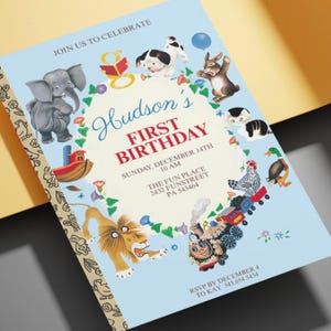 Puede incluir: Invitaci&oacute;n azul claro para una fiesta de primer cumplea&ntilde;os. La invitaci&oacute;n presenta ilustraciones de animales, un tren y el texto "Hudson's First Birthday" con la fecha, hora y lugar.
