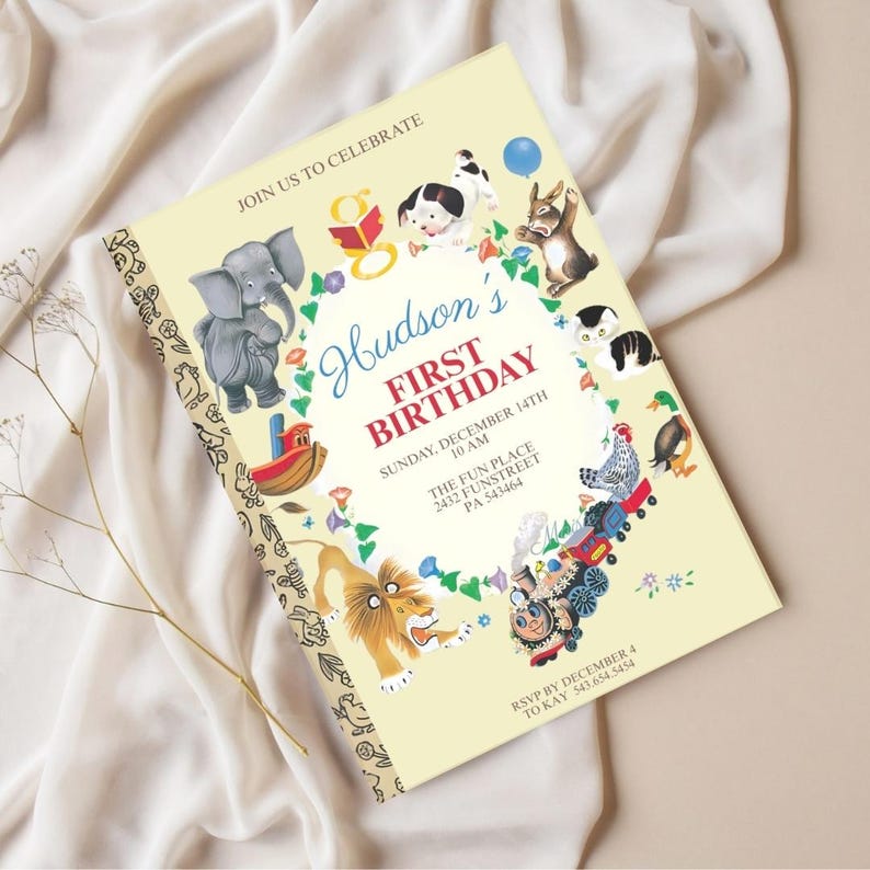 K&ouml;nnte beinhalten: Eine Einladung im Vintage-Stil zum ersten Geburtstag von Hudson, mit Illustrationen von Tieren wie einem Elefanten, einem L&ouml;wen und einem Welpen. Der Text lautet "Hudson's First Birthday" mit Veranstaltungsdetails. Die Einladung hat einen cremefarbenen Hintergrund.