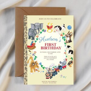 K&ouml;nnte beinhalten: Eine Geburtstagseinladung im Vintage-Stil mit dem Text "Hudson's FIRST BIRTHDAY". Die Einladung zeigt Illustrationen von Tieren, einem Zug und einem Boot mit den Details der Party, einschlie&szlig;lich Datum, Uhrzeit und Ort.