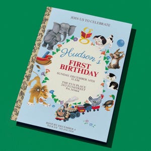 Puede incluir: Una invitaci&oacute;n azul claro con el texto "Hudson's First Birthday" e ilustraciones de animales y un tren. La invitaci&oacute;n incluye la fecha, hora y lugar de la fiesta, as&iacute; como informaci&oacute;n de confirmaci&oacute;n de asistencia.