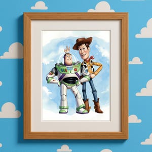 Puede incluir: Impresión enmarcada con Buzz Lightyear en un traje espacial blanco y verde y Woody con un atuendo de vaquero. La obra de arte tiene un estilo de acuarela con un fondo azul y blanco. El marco es de madera.