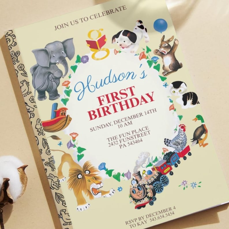 K&ouml;nnte beinhalten: Eine cremefarbene Geburtstagseinladung mit dem Text "Hudson's First Birthday". Die Einladung zeigt Illustrationen eines Elefanten, L&ouml;wen, Zuges und anderer Tiere. Die Einladung enth&auml;lt Datum, Uhrzeit und Ort.